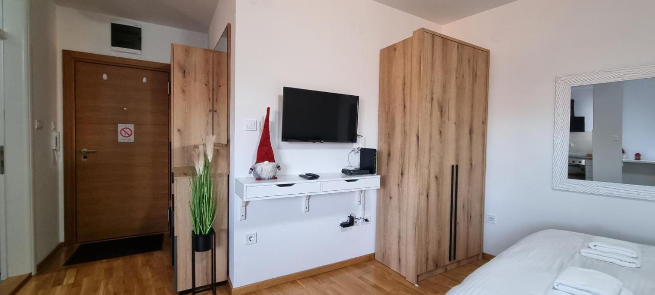 Grove II Apartment = Strict City Centre Novi Sad Exterior photo